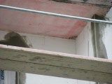 Elewacja południowa, w rogu wnęki balkonowej widoczny ślad po gnieździe oknówki.
