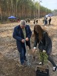 Andrzej Dworzak i Monika Jakubiak sadzący drzewa